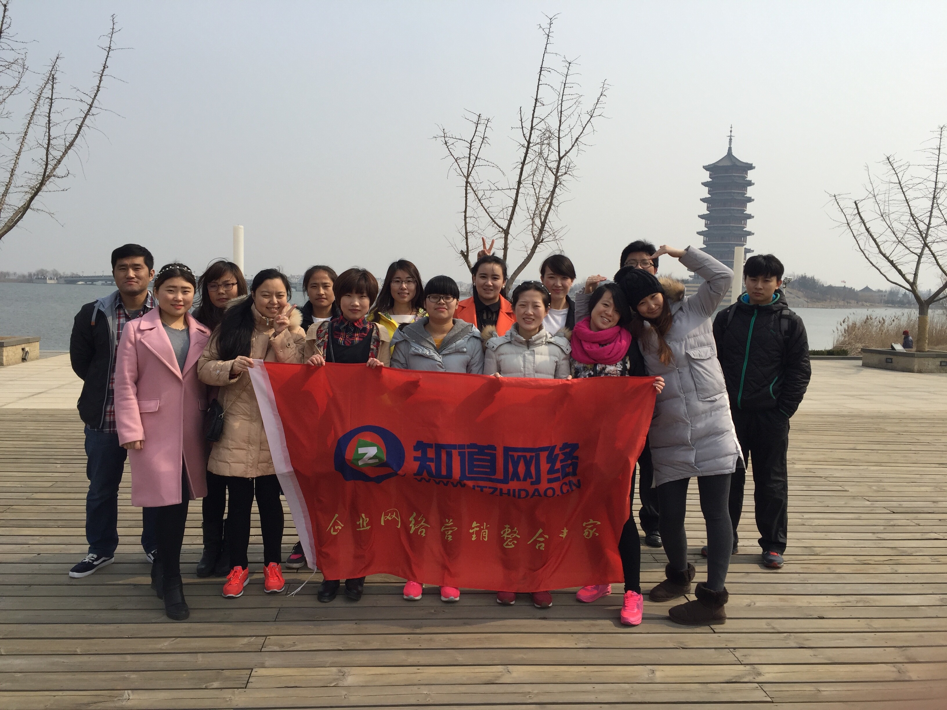 陽(yáng)春三月，草長(zhǎng)鶯飛，我們一起去摘草莓吧！